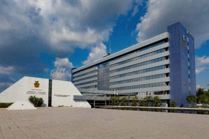 Imagem colorida mostra parte de frente da Assembleia Legislativa do Amazonas