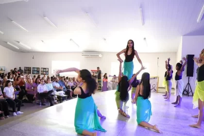 Imagem colorida mostra cursos sendo realizados no CMAE Anibal Bessa