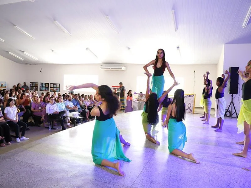 Imagem colorida mostra cursos sendo realizados no CMAE Anibal Bessa