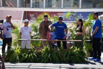 Imagem colorida mostra momento do sorteio de apresentação do 58º Festival de Parintins