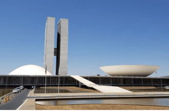 Imagem colorida mostra frente do Congresso Nacional