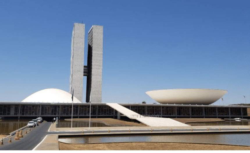 Imagem colorida mostra frente do Congresso Nacional