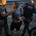 Com ciúmes da esposa, homem atira no vizinho em Manaus; bala ficou alojada na boca