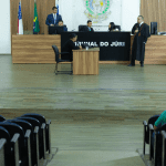 Imagem colorida mostra Tribunal do júri sobre caso de incêndio em lotérica em 2022