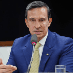 Imagem colorida mostra Sidney Leite na Câmara dos Deputados