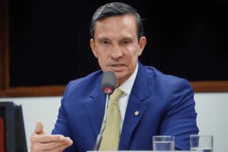 Imagem colorida mostra Sidney Leite na Câmara dos Deputados