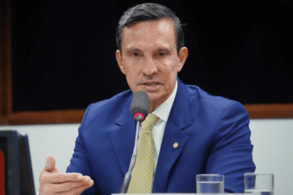 Imagem colorida mostra Sidney Leite na Câmara dos Deputados