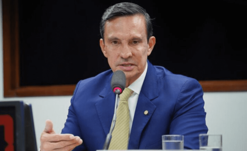 Imagem colorida mostra Sidney Leite na Câmara dos Deputados