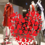 Imagem colorida mostra vitrine do dia dos namorados