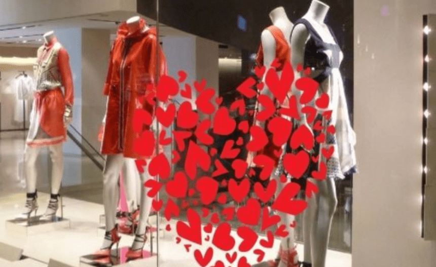 Imagem colorida mostra vitrine do dia dos namorados