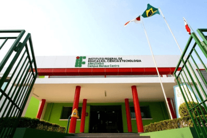 Imagem colorida mostra fachada do prédio do Ifam no Centro de Manaus