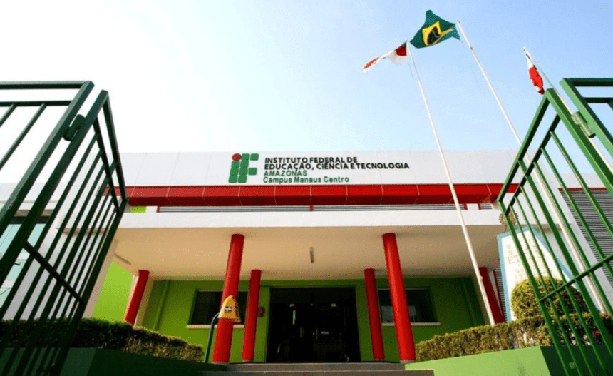 Imagem colorida mostra fachada do prƩdio do Ifam no Centro de Manaus