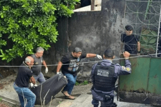 Imagem colorida mostra momento em que IML recolhe corpo do idoso