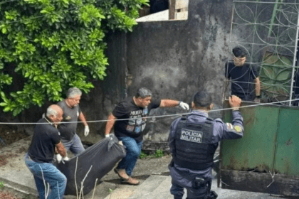 Imagem colorida mostra momento em que IML recolhe corpo do idoso