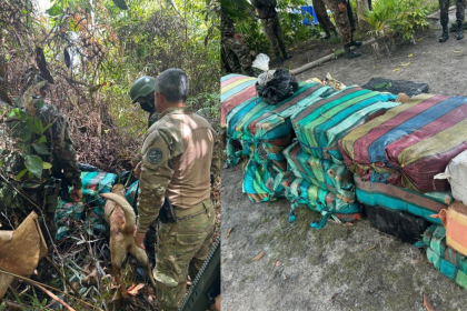 Imagem colorida mostra fotos do momento em que policiais encontrar drogas abandonadas em área de mata
