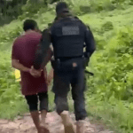 Imagem colorida mostra homem acusado de tentar matar filhos e esposa sendo preso