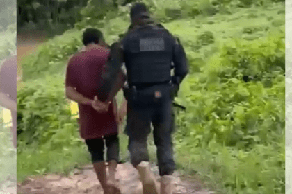 Imagem colorida mostra homem acusado de tentar matar filhos e esposa sendo preso