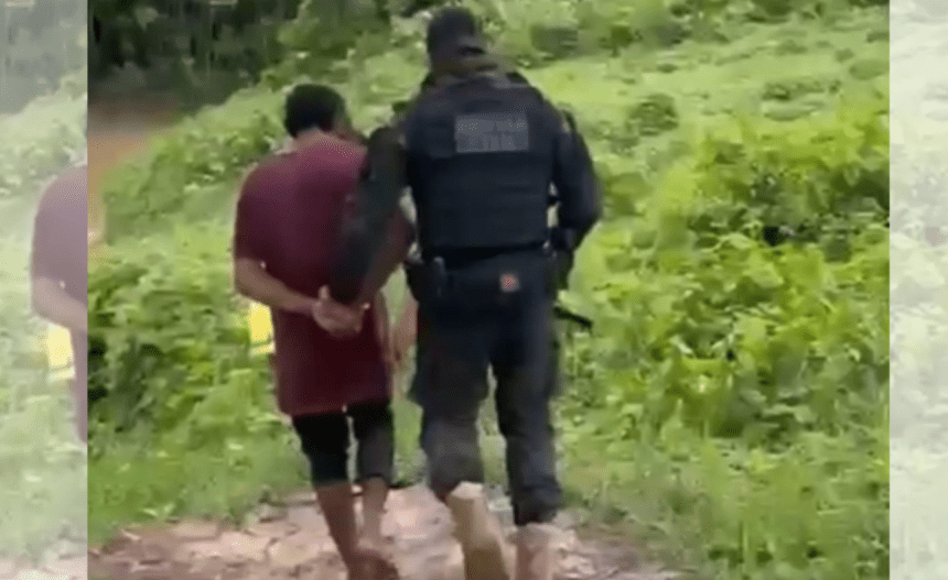 Imagem colorida mostra homem acusado de tentar matar filhos e esposa sendo preso