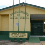 Imagem colorida mostra Câmara Municipal de Santa Izabel do Rio Negro