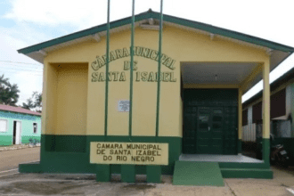 Imagem colorida mostra Câmara Municipal de Santa Izabel do Rio Negro