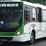 Imagem colorida mostra ônibus da via verde