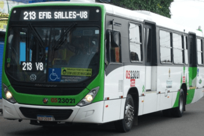 Imagem colorida mostra ônibus da via verde