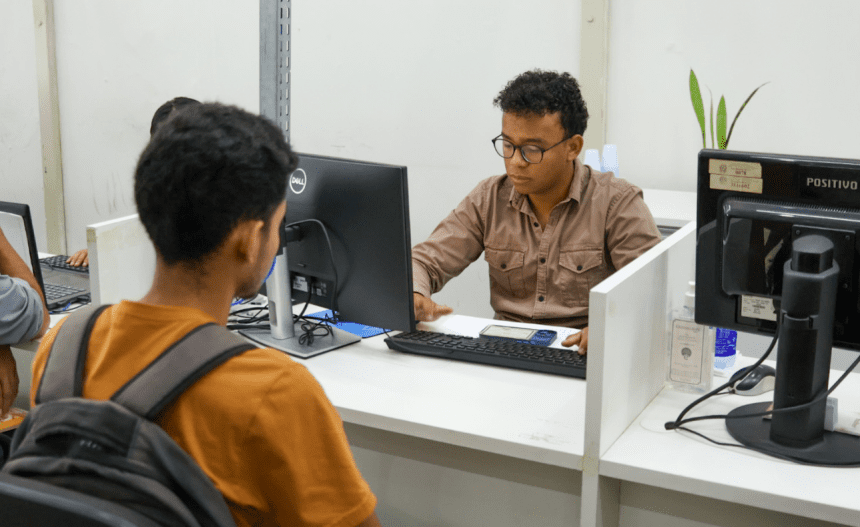 Imagem colorida mostra atendimento do Sine Amazonas
