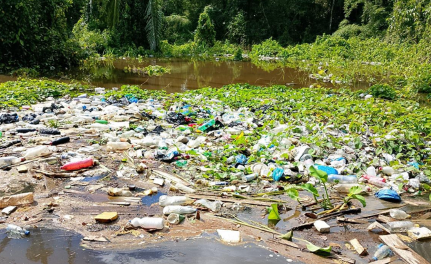 Imagem colorida mostra lixo em rio no município de Anamã