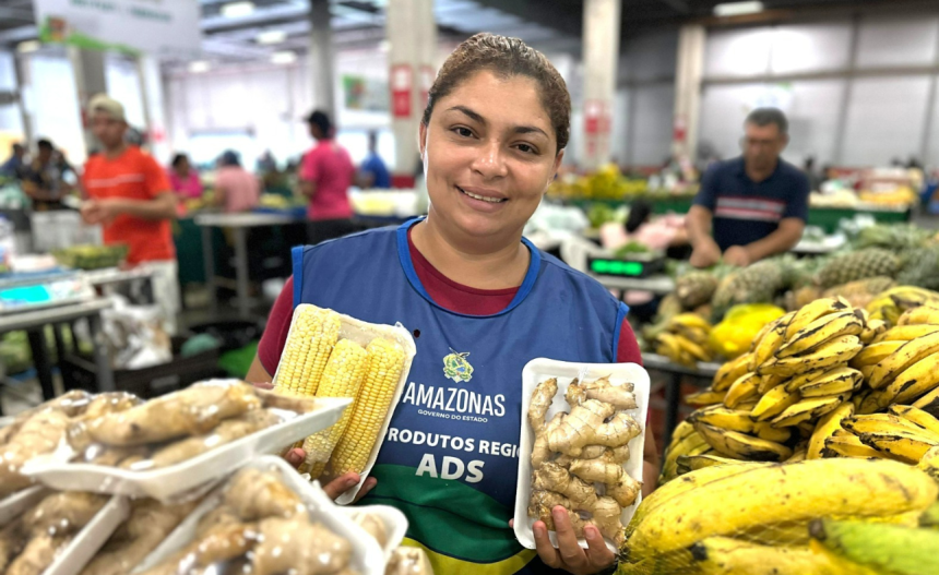 Imagem colorida mostra Feirante oferecendo seus produtos na Feira da ADS