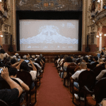 Imagem colorida mostra Festival Olhar do Norte no Teatro Amazonas