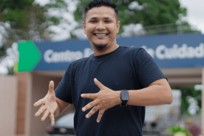 Imagem colorida mostra Homem em frente a secretaria do Governo do Amazonas se expressando em língua sinais