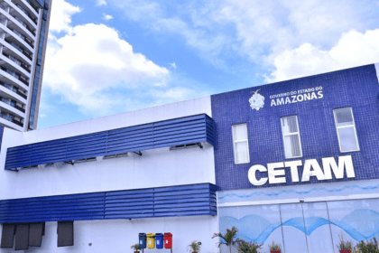 Imagem colorida mostra fachada de prédio do Cetam