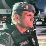 Imagem colorida mostra o coronel Marcos Vinicius Poinho Encarnação em ação pela PMAM