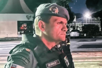 Imagem colorida mostra o coronel Marcos Vinicius Poinho Encarnação em ação pela PMAM