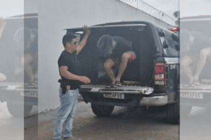 Imagem colorida mostra suspeito de estupro virtual chegando na delegacia se Santo Antônio do Içá
