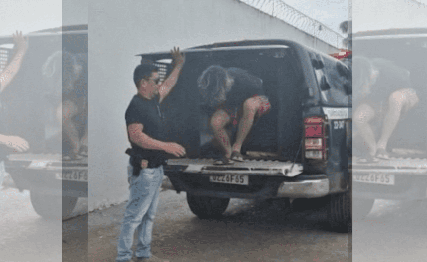 Imagem colorida mostra suspeito de estupro virtual chegando na delegacia se Santo Antônio do Içá
