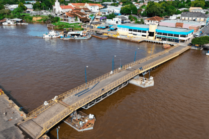 Imagem colorida mostra vista aérea do porto de Parintins após reforma