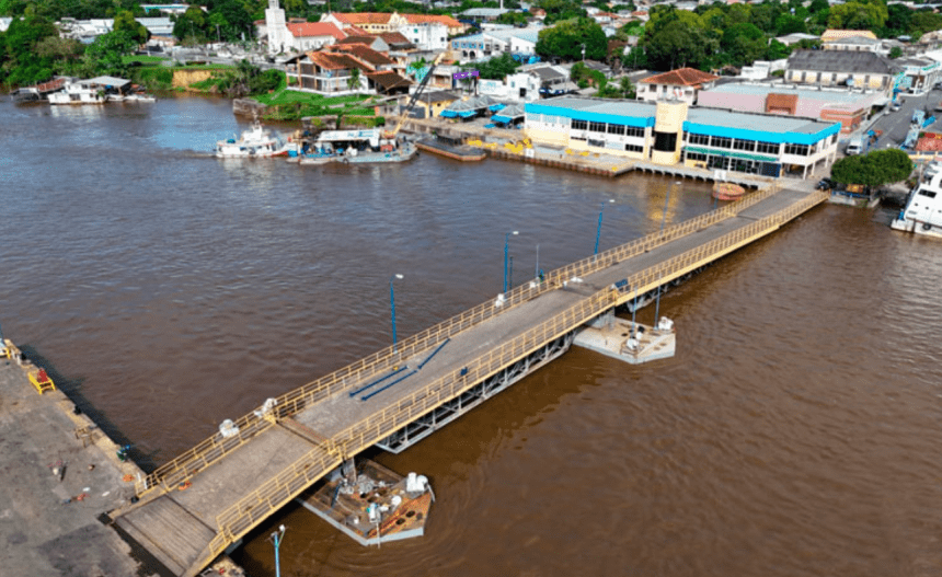 Imagem colorida mostra vista aérea do porto de Parintins após reforma