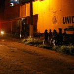 Imagem colorida mostra frente de Presídio em Coari a noite