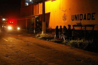 Imagem colorida mostra frente de Presídio em Coari a noite