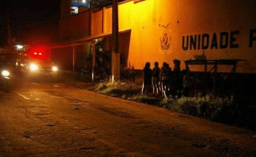 Imagem colorida mostra frente de Presídio em Coari a noite