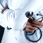 Imagem colorida mostra médico