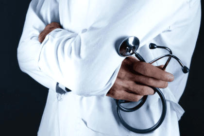 Imagem colorida mostra médico