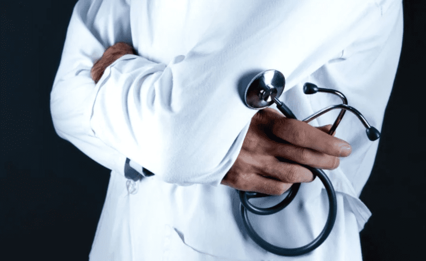 Imagem colorida mostra médico