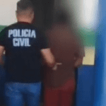 Imagem colorida mostra suspeito de estupro em Humaitá sendo preso