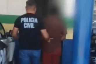 Imagem colorida mostra suspeito de estupro em Humaitá sendo preso