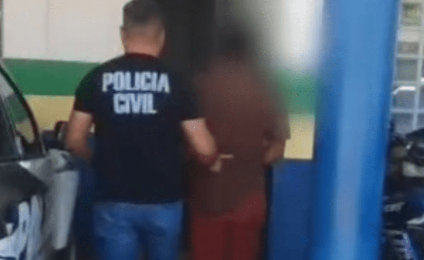 Imagem colorida mostra suspeito de estupro em Humaitá sendo preso