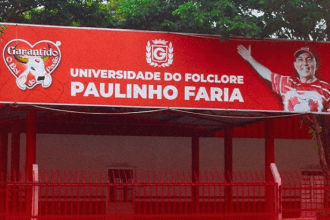 Imagem colorida mostra fachada de espaço da agremiação que iria a leilão