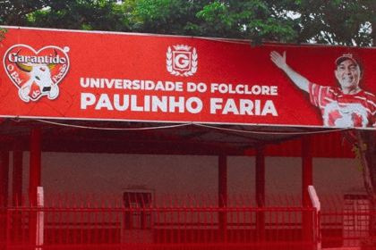 Imagem colorida mostra fachada de espaço da agremiação que iria a leilão