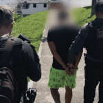 Imagem colorida mostra homem sendo preso por crime em Atalaia do Norte